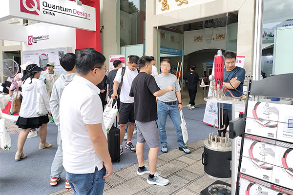 yp街机电子仪器展位现场升降高压反应釜、平行反应釜等展品吸引老师驻足